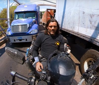 Charly Sinewan tiene problemas para entrar a El Salvador con su BMW.