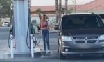 El vídeo de una mujer intentando echar gasolina que se ha hecho viral