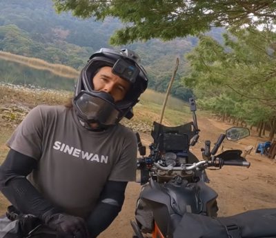 Charly Sinewan en El Salvador.