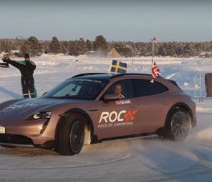 El Récord Guinness del Porsche Taycan en trompos sobre hielo