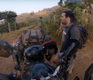 Charly Sinewan se ve obligado a acampar en caminos rurales en El Salvador.