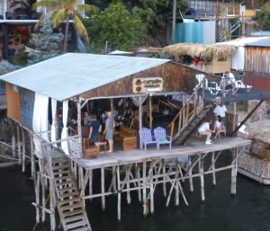 Charly Sinewan conoce a un pirata francés en El Salvador