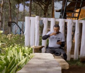 Charly Sinewan decide cambiar su plan por una llamada inesperada en El Salvador.