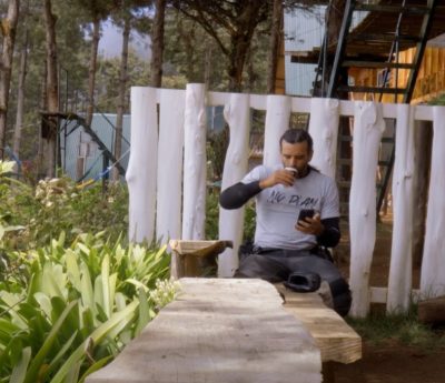 Charly Sinewan decide cambiar su plan por una llamada inesperada en El Salvador.