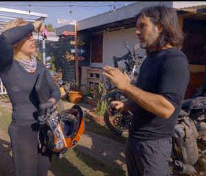 Charly Sinewan conoce a Itchy Boots en El Salvador.