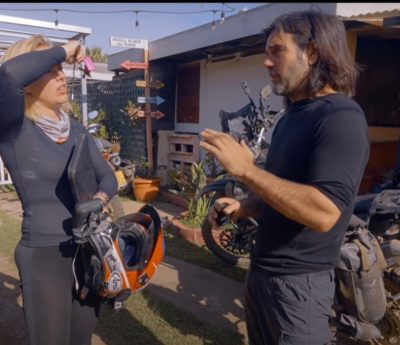 Charly Sinewan conoce a Itchy Boots en El Salvador.