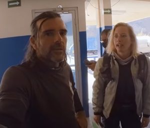 Charly Sinewan e Itchy Boots tienen problemas para cruzar la frontera de El Salvador a Guatemala.