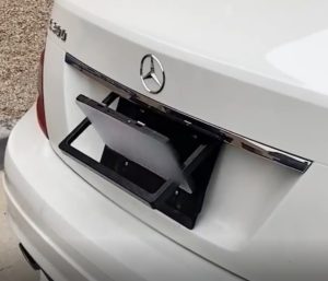 Detienen a dos sospechosos de un robo con la matrícula a lo James Bond