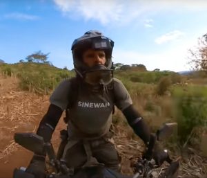 Charly Sinewan deja las maletas para disfrutar de su moto por El Salvador.