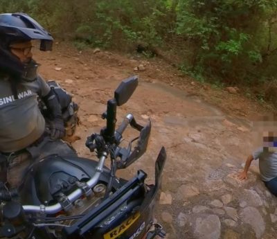 Charly Sinewan detiene su viaje al encontrarse una escena poco común