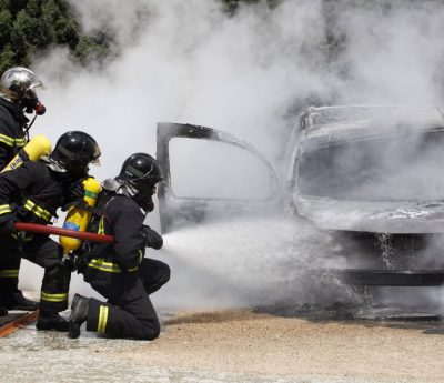 bomberos apagando incendio