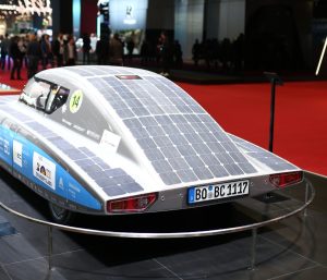 Cargar un coche eléctrico con placas solares