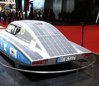 Cargar un coche eléctrico con placas solares
