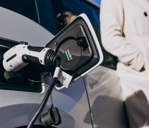 coche eléctrico o coche de combustión