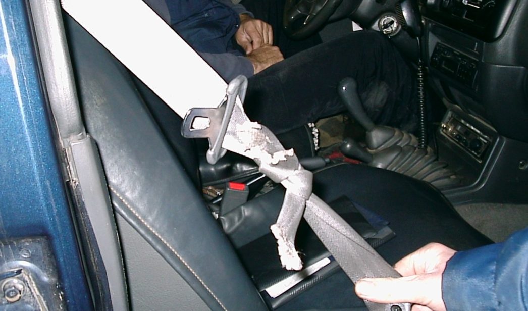 Un cinturón con un nudo marinero y otros defectos en la ITV