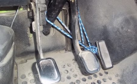 Pedal acelerador sujeto con una cuerda