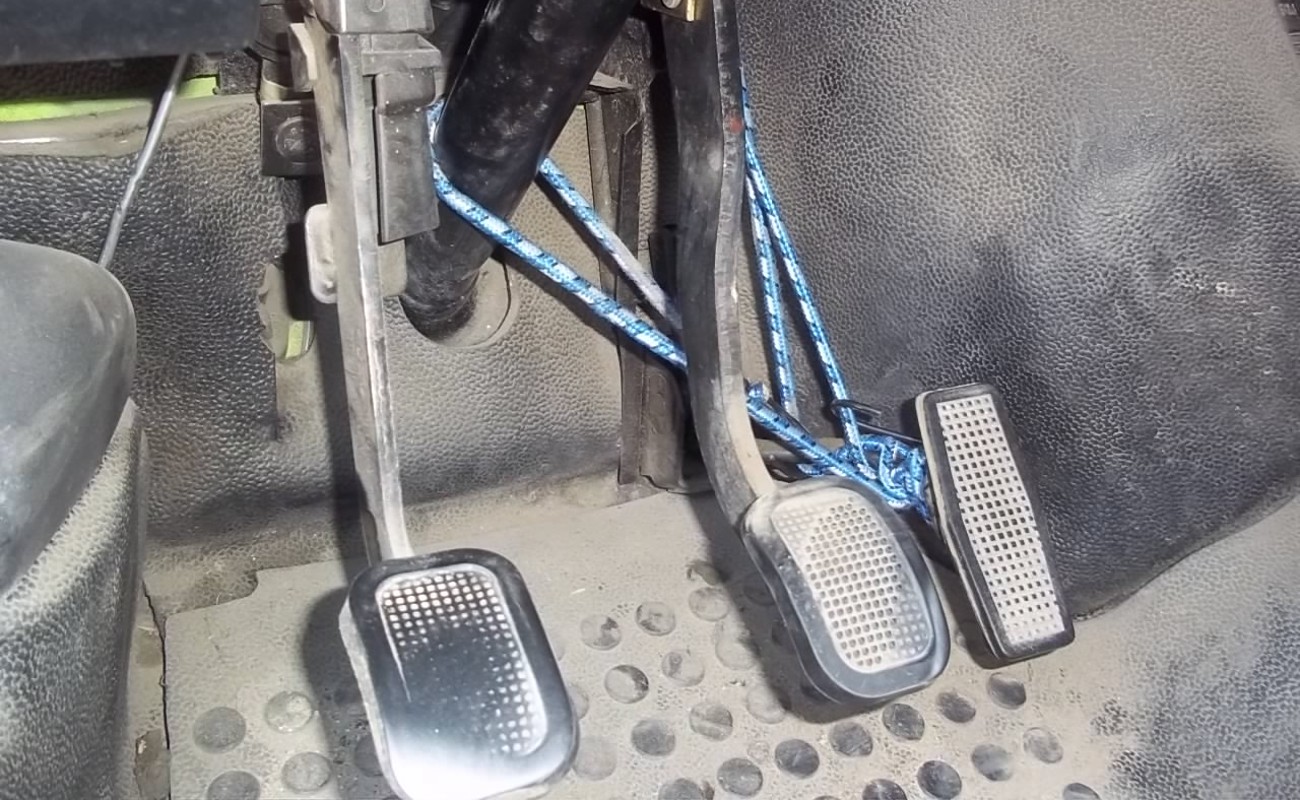 Pedal acelerador sujeto con una cuerda