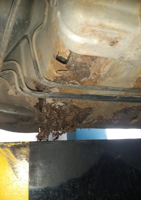 Suelo del vehículo roto