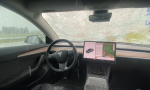 Un Tesla abollado y destrozado por una tormenta de granizo