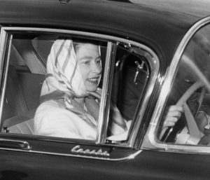 reina isabel conduciendo