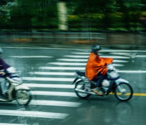 conducir moto lluvia