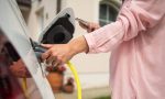 ¿Cómo cargar un coche eléctrico?: consejos para no dañar la batería