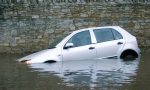 Cómo salir de un coche hundiéndose: consejos que pueden salvar la vida