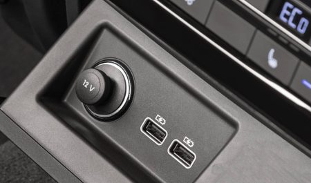 Conectar el teléfono móvil al puerto USB de tu coche: por qué deberías dejar de hacerlo