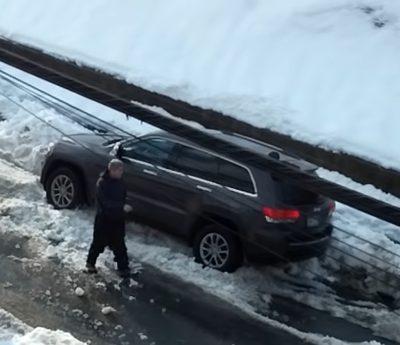 Jeep Grand Cherokee nieve hombre enfadado