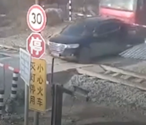 mujer evita colisión