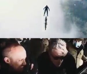 Tom Cruise salta moto