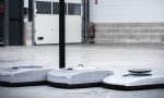 El pequeño robot que busca y recarga coches eléctricos