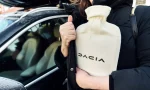 Una bolsa de agua caliente, el ‘dardo’ de Dacia a toda la industria