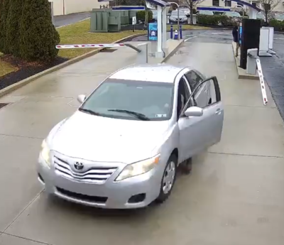 Hombre 77 años choca contra lavadero