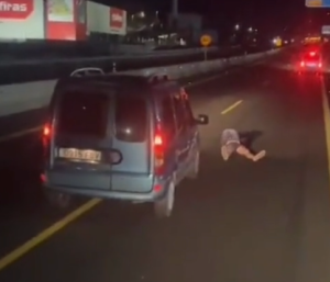 Un hombre comienza a hacer abdominales.