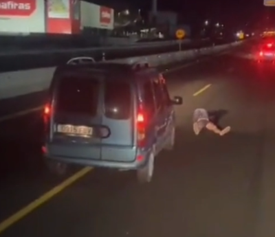 Un hombre comienza a hacer abdominales.