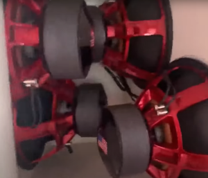 Cuatro subwoofers provocan la explosión de un airbag