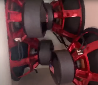 Cuatro subwoofers provocan la explosión de un airbag