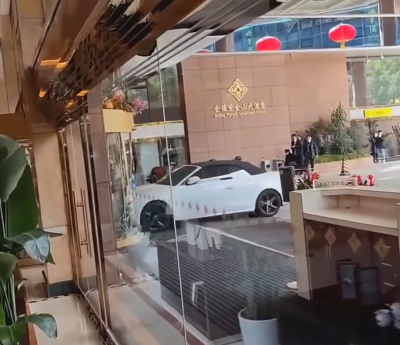 Un hombre empotra su Audi