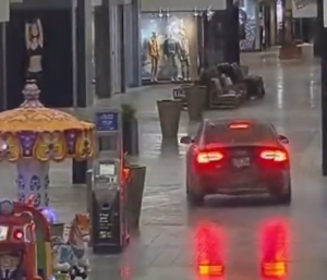 Coche circula interior centro comercial