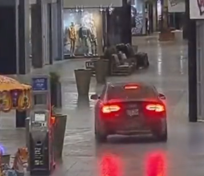 Coche circula interior centro comercial