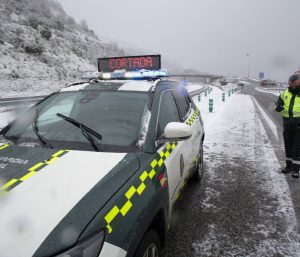 Carretera-cortada-nieve-Guardia-Civil