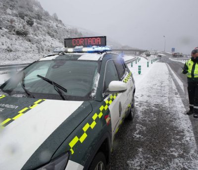 Carretera-cortada-nieve-Guardia-Civil
