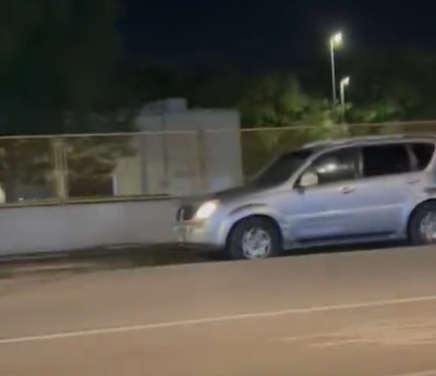 Un coches circula por las vías del TRAM.