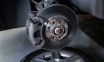 Por qué chirrían los frenos del coche y cómo evitarlo