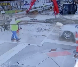 Mujer cae en una zanja