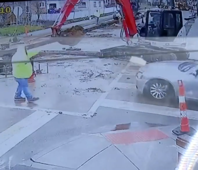 Mujer cae en una zanja