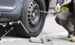 Cómo cambiar la rueda del coche paso a paso