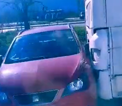 Camión arrastra un coche