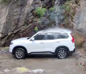 Coche que resiste una cascada